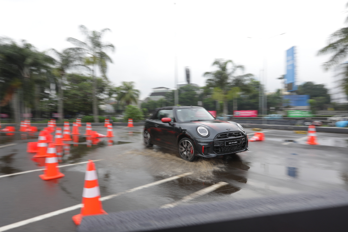 Rangkaian kendaraan MINI JCW lengkap ini mencakup MINI John Cooper Works dan MINI John Cooper Works E; MINI John Cooper Works Cabrio; MINI John Cooper Works Aceman; dan MINI John Cooper Works Countryman ALL4.