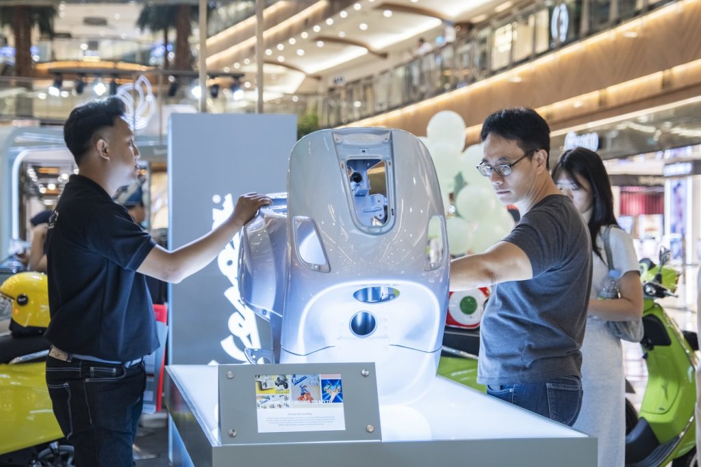 Teknologi bodi dan rangka model terbaru Vespa ikut di pajang di mall
