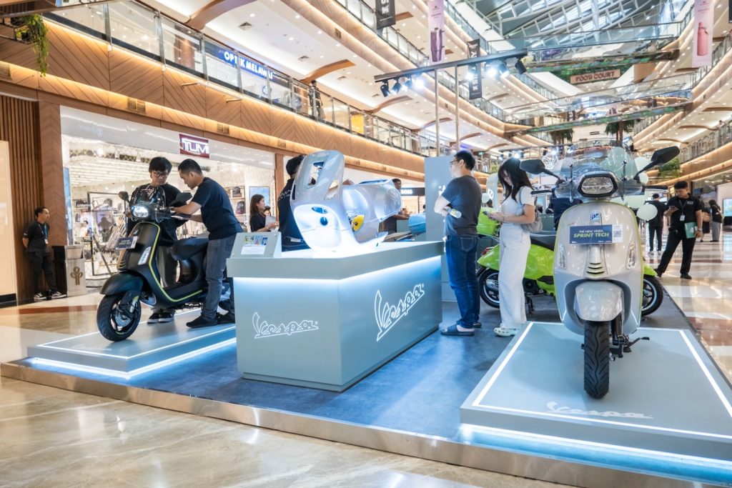 Vespa pameran tiga model terbaru skuter matik.