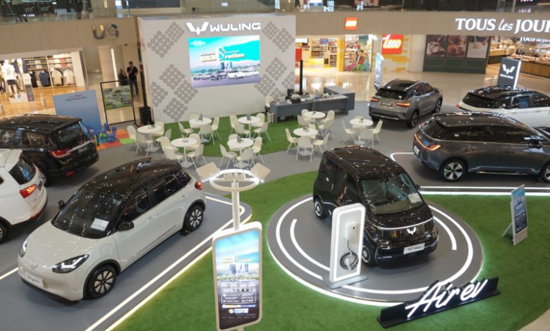 Wuling pamerkan Mobil di Surabaya