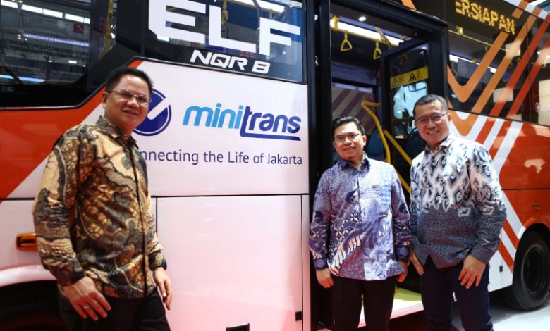 Isuzu serahkan 53 bus untuk Transjakarta