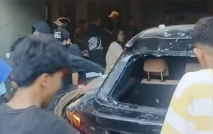 Mobil Lexus Sahroni dirusak massa