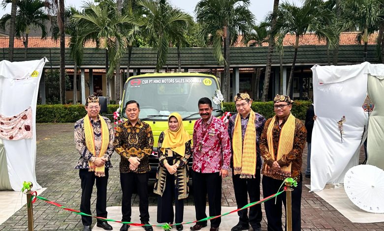 Hino Serahkan Truk 300 series ke SMKN 2 Tangerang