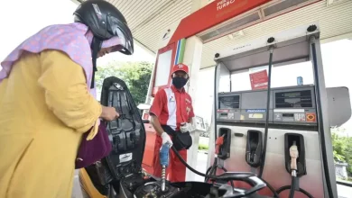 Pelanggan Pertamina mengisi BBM kandungan Etanol