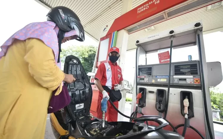 Pelanggan Pertamina mengisi BBM kandungan Etanol