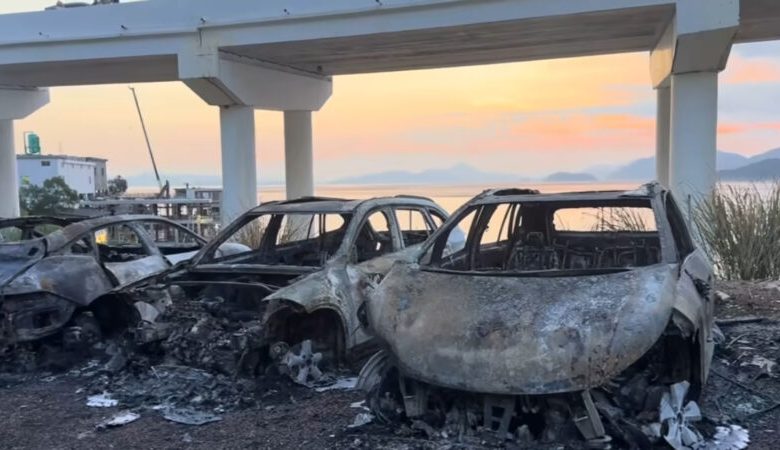 Mobil China terbakar