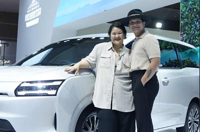 Dion Wiyoko bersama Wuling Darion