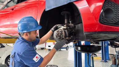 Teknisi Suzuki pengecekan rem mobil