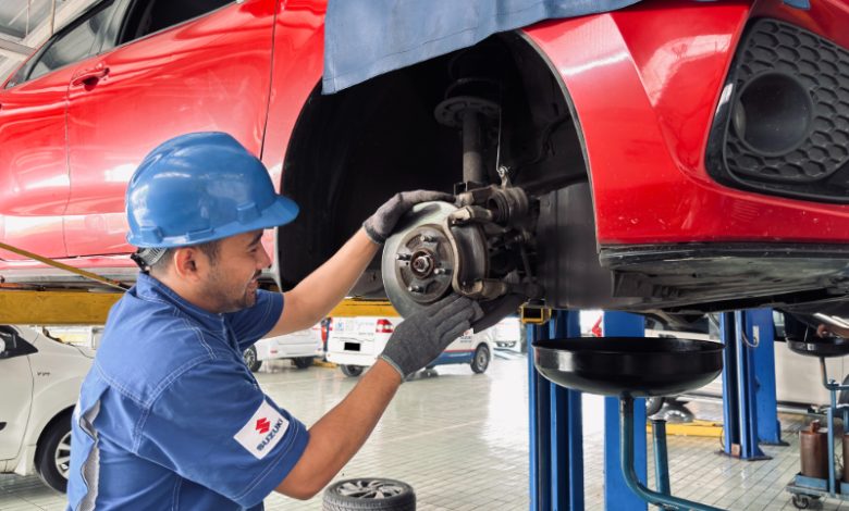 Teknisi Suzuki pengecekan rem mobil