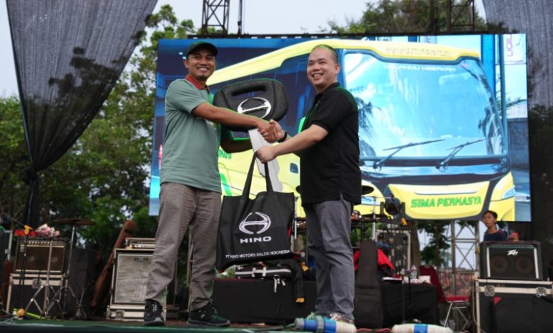 Hino serahkan bus Anniversary PO Sima