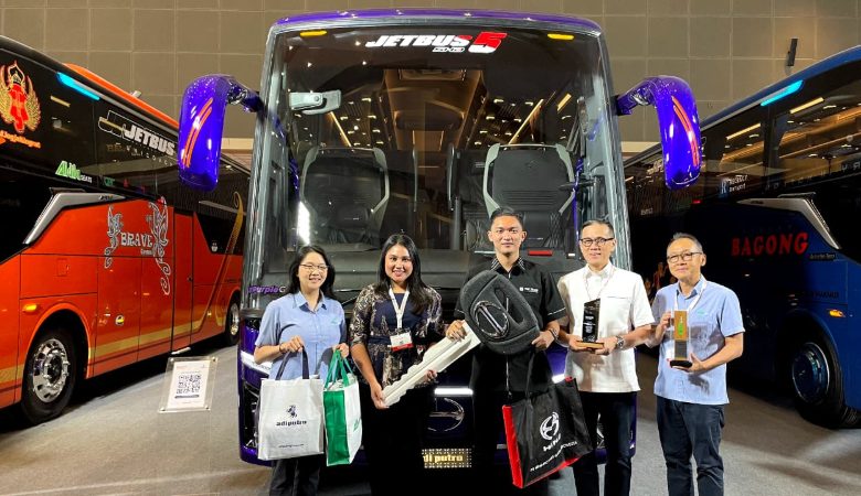 Hino Serahkan unit RM 280 ABS kepada PO PHD Trans