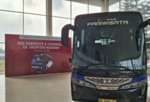 Hino serahkan bus