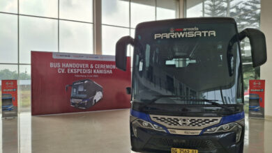 Hino serahkan bus