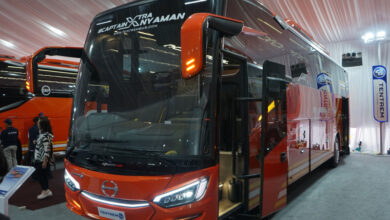Hino serahkan bus RK