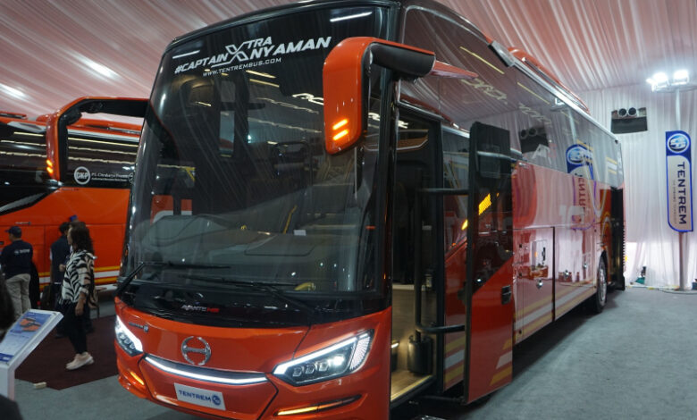 Hino serahkan bus RK