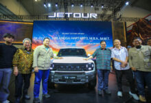 Menko Airlangga saat di booth Jetour