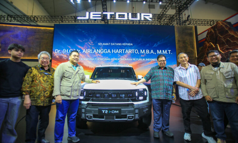 Menko Airlangga saat di booth Jetour