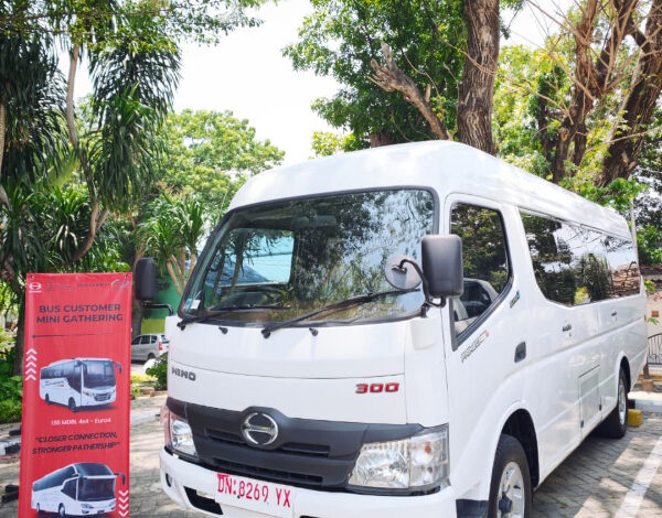 Hino bus