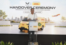 Hand over Wuling Mitra