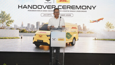 Hand over Wuling Mitra