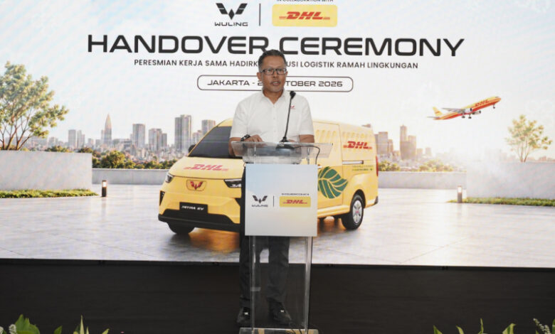 Hand over Wuling Mitra