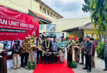Hino serahkan Truk
