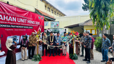Hino serahkan Truk